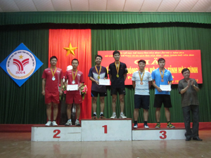 Đồng chí Bùi Ngọc Lâm – Giám đốc Sở Văn hoá, Thể thao và Du lịch trao giải nhất, nhì, ba cho các đội đạt giỉ ở bộ môn cầu lông với nội dung đôi nam.

