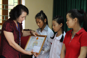 Lãnh đạo UBND huyện Kỳ Sơn trao giấy khen cho các em học sinh là con của gia đình sinh con 1 bề là gái thực hiện tốt chính sách DS – KHHGĐ có thành tích xuất sắc trong học tập.

