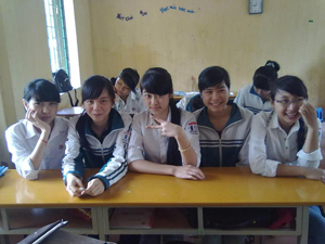 Thủ khoa Kiều Thị Kim Thảo cùng bạn bè ở lớp (Người thứ 2 trái sang).

 

