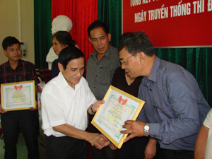 Đồng chí Quách Thế Tản, Chủ tịch Hội Khuyến học tỉnh trao giấy khen cho các tập thể, cá nhân có nhiều thành tích xuất sắc.

