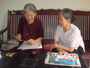 Mỗi năm, cứ đến những ngày mùa thu tháng 8, cụ Lê Thị Tâm (bên trái) lại lật giở từng tấm ảnh, trang viết để nhớ về một thời kháng chiến hào hùng.


