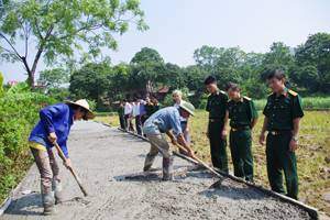 Lãnh đạo Bộ CHQS tỉnh kiểm tra tiến độ làm đường bê tông tại xóm Cổi, xã Bình Chân trong diễn tập KVPT huyện Lạc Sơn năm 2013. 

 
