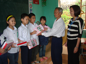 Ban khuyến học Hội phụ huynh học sinh trường tiểu học thị trấn Cao Phong (Cao Phong) trao thưởng cho học sinh có thành tích tốt trong học tập năm học 2012-2013.