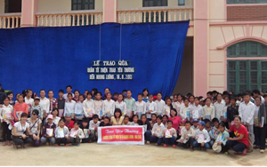 Đoàn tình nguyện cùng các em học sinh và nhân dân trên địa bàn 2 xã Noong Luông và Pù Bin.