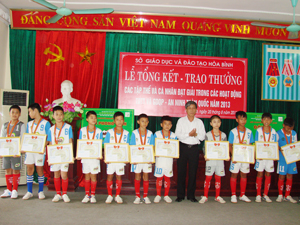 Đồng chí Nguyễn Minh Thành, Giám đốc Sở GD&ĐT trao thưởng cho các VĐV đội tuyển bóng đá học sinh tiểu học (đoạt huy đồng toàn quốc).