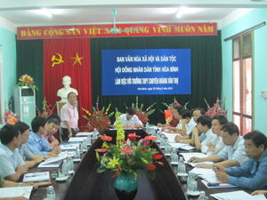Đồng chí Trần Quang Đức, Hiệu trưởng Trưởng THPT chuyên Hoàng Văn Thụ báo cáo kết quả năm học 2012-2013 và phương hướng nhiệm vụ năm học mới.