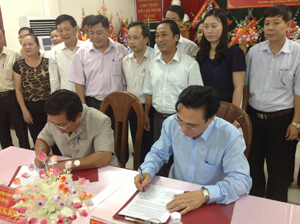 Lãnh đạo Sở LĐ-TB&XH,  BHXH tỉnh  ký kết chương trình phối hợp.