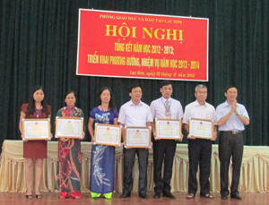 Lãnh đạo huyện Lạc Sơn khen thưởng những tập thể, cá nhân có thành tích xuất sắc trong năm học 2012 – 2013.