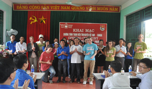 20 tình nguyện viên quốc tế Việt Nam – Canada trong buổi khai mạc chương trình thanh niên tình nguyện Việt Nam – Canada năm 2013.