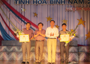 Lãnh đạo Sở VHTT & DL và huyện Lương Sơn trao giải nhất toàn đoàn cho 2 đội Lương Sơn và Cao Phong