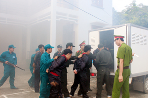 Lực lượng công an xã phối hợp với lực lượng DQTV 
đánh bắt giải thoát con tin tại diễn tập.
