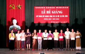 Đại diện lãnh đạo Học viện phụ nữ Việt Nam trao bằng tốt nghiệp cho các học viên. 

