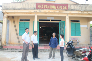 Lãnh đạo Phòng VH-TT trao đổi với cán bộ thị trấn Cao Phong và Khu 5B về phong trào “Xây dựng đời sống văn hóa ở KDC”.