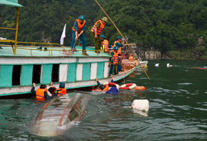 Lực lượng dân quân xã Thái Thịnh tổ chức thực hành ứng cứu người bị nạn trên sông.