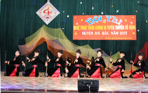 Điệu múa của dân tộc Tày được biểu diễn tại hội diễn NTQC huyện Đà Bắc năm 2013.



