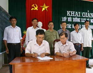 Lãnh đạo Hội CCB tỉnh và Hôi CCB huyện Cao Phong chứng kiến lễ ký kết thực hiện phòng, chống ma túy, HIV/AIDS.
