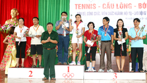 Đồng chí Hoàng Việt Cường, Bí thư Tỉnh uỷ trao thưởng cho các VĐV đoạt giải ở nội dung Tennis đôi nam nữ.