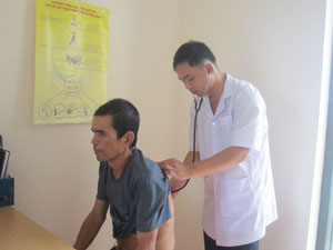 Anh Bùi Văn Mảng thường xuyên được các y, bác sỹ Trung tâm BTXH tỉnh  kiểm tra, chăm sóc sức khỏe.