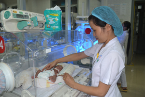 Điều dưỡng viên khoa Nhi (Bệnh viện đa khoa tỉnh) chăm sóc cháu Bạch Thị Huệ, hiện đã tăng lên được 1,3 kg.

