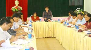 Đồng chí Nguyễn Thúy Anh, Phó Chủ nhiệm Ủy Ban về các vấn đề xã hội - Quốc hội phát biểu tại buổi làm việc với UBND TP Hòa Bình và phường Phương Lâm.