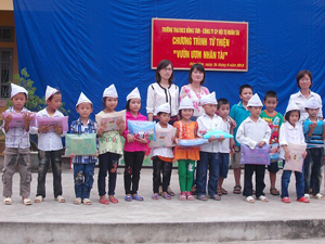 Đại diện lãnh đạo Công ty cổ phần Hội tụ nhân tài (Talentpool) tặng quà cho các em học sinh nghèo vượt khó của trường tiểu học và THCS Đồng Tâm.