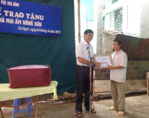 Đại diện lãnh đạo TP Hòa Bình trao quà cho gia đình anh Nguyễn Đình Thế.