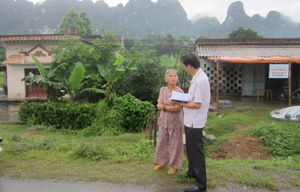 Bà Nguyễn Thị Việt trình bày với phóng viên Báo Hòa Bình những khúc mắc trên lô đất mà bà đã được HTX xóm Báy cho phép chuyển nhượng. Ảnh: P.V