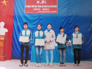 Em Đinh Thị Nhung (thứ 2 từ phải sang) nhận giấy khen tại cuộc thi 