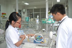 Các bác sĩ, điều dưỡng khoa nhi (Bệnh viện đa khoa tỉnh) chăm sóc cháu Trần Văn Hòa.