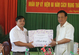 Đồng chí Đinh Duy Sơn, Phó Chủ tịch HĐND tỉnh trao quà của tỉnh cho cán bộ và nhân dân Chiến khu cách mạng Mường Khói.