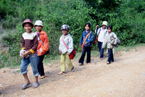 Nhà cách trường gần chục km, các em học sinh xóm Lầm Trong (xã Nuông Dăm, huyện Kim Bôi) vẫn ngày ngày đi bộ tới trường để nuôi dưỡng những ước mơ chưa thành hiện thực.

