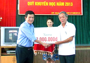 Đồng chí Trịnh Quốc Tuấn, Phó chủ tịch TT UBND thành phố, Chủ tịch Hội khuyến học thành phố tiếp nhận nguồn ủng hộ cho Quỹ khuyến học của các cơ quan, tổ chức, đoàn thể, doanh nghiệp và các cá nhân.