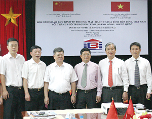 Lãnh đạo Sở Ngoại vụ và các doanh nghiệp thành phố Trung Sơn (Trung Quốc) làm việc tại KCN Lương Sơn. Ảnh: L.C