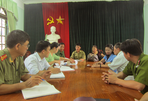 Việc đối thoại với công dân có đơn KN-TC được tăng cường. Ảnh: Tiếp nhận hồ sơ  KN-TC trong buổi tiếp công dân định kỳ của UBND tỉnh, ngày 15/8/2013.