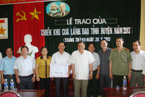 Đồng chí Hoàng Việt Cường, Bí thư Tỉnh uỷ và đoàn công tác tặng quà cán bộ, nhân  dân các xã vùng căn cứ cách mạng Mường Diềm.