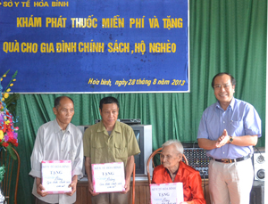 Đồng chí Trần Quang Khánh, Giám đốc Sở Y tế trao quà cho 3 hộ gia đình chính sách xã Đoàn Kết.