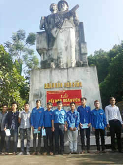 Các đoàn viên mới chụp ảnh kỷ niệm dưới chân Tượng đài Khu di tích lịch sử Cầu Mè (Huyện Kỳ Sơn).