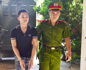 Mặc dù biết Bùi Thị Hằng mới gần 13 tuổi, nhưng Bùi Văn Đôn vẫn thực hiện hành vi quan hệ tình dục .