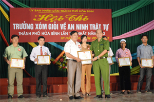 Lãnh đạo Công an tỉnh trao giải nhất hội thi cho xã Dân Chủ.