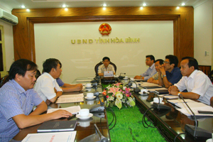 Đồng chí Nguyễn Văn Dũng, Phó Chủ tịch UBND tỉnh cùng lãnh đạo các sở, ngành, đơn vị tham gia hội nghị trực tuyến về an toàn hồ chứa nước.