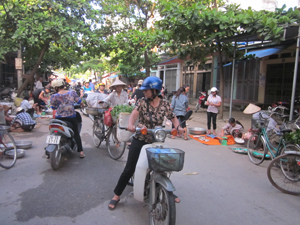 Chợ Nghĩa Phương, thành phố Hòa Bình dịp Quốc khánh 2 – 9 tăng nhẹ sức mua.