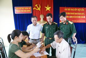 Ban CHQS thành phố Hoà Bình thực hiện chi trả chế độ theo Quyết định 62/2011/TTg.
