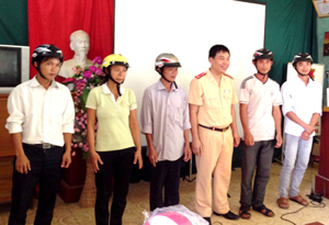 Tại buổi tuyên truyền, Phòng CSGT - Công an tỉnh đã tặng mũ bảo hiểm cho người dân tham gia lớp học.