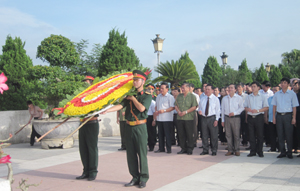 Đoàn đại biểu lãnh đạo tỉnh đặt vòng hoa, dâng hương tại Tượng đài Bác Hồ.