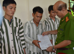 Đại tá Nguyễn Văn Chiến, Phó Giám đốc Công an tỉnh, Trưởng Tiểu Ban đặc xá tỉnh, trao quyết định đặc xá của Chủ tịch nước cho các phạm nhân.
 
