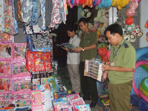 Đoàn liên ngành kiểm tra trực tiếp tại hộ kinh doanh đồ chơi trẻ em phường Hữu Nghị (thành phố Hoà Bình).