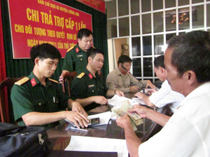 Ban Chỉ đạo 62 huyện Lương Sơn tổ chức chi trả chế độ chính sách cho đối tượng.