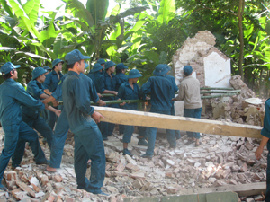 Lực lượng dân quân xã Mai Hạ tham gia giúp đỡ địa phương tháo dỡ công trình trường học xuống cấp nguy hiểm trên địa bàn.

 
