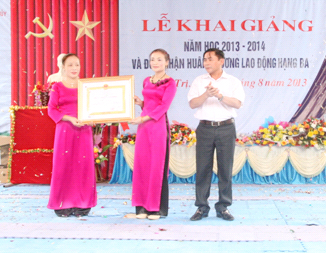 Được sự ủy quyền của Chủ tịch nước, đại diện lãnh đạo UBND huyện Yên Thủy đã trao Huân chương lao động hạng ba cho nhà trường.