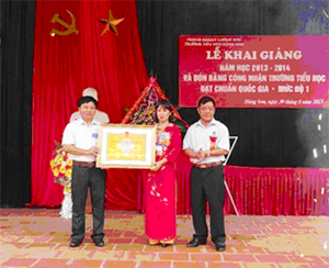 Lãnh đạo huyện Lương Sơn trao bằng công nhận trường đạt chuẩn Quốc gia mức độ I cho trường tiểu học Hùng Sơn.